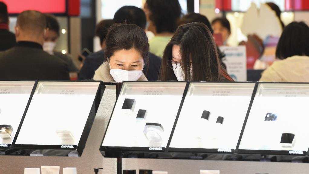People shop at Haikou Riyue Plaza Duty Free Shop in Haikou, south China's Hainan Province, January 25, 2023. /Xinhua