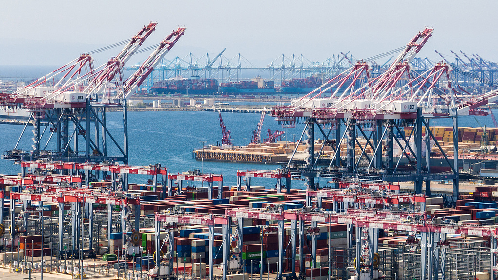 Shipping containers and cranes at Port of Long Beach, April 19, 2025. /VCG