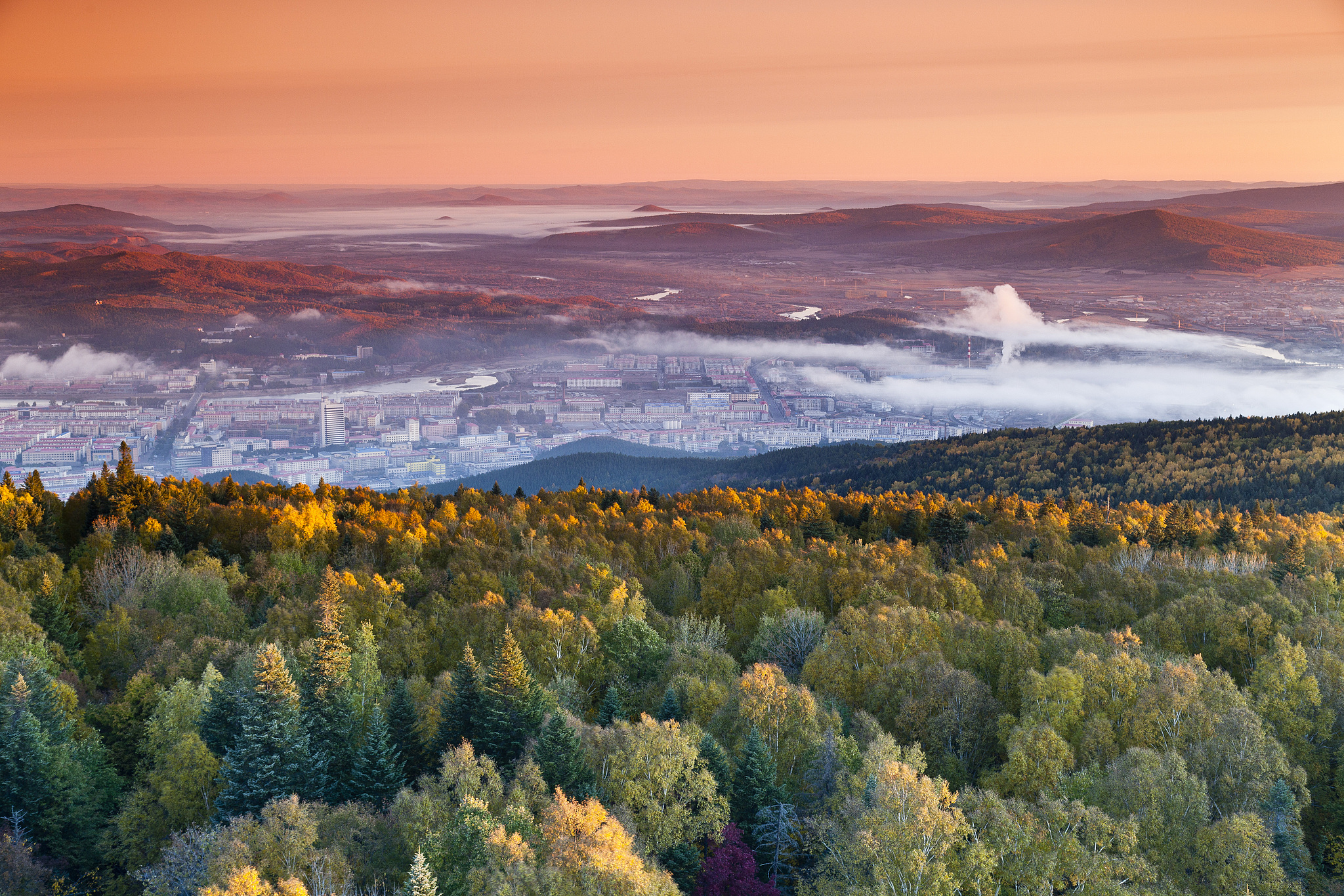 Sunrise at the Lesser Hinggan Mountains in Yichun City, Heilongjiang Province, northeast China. /VCG