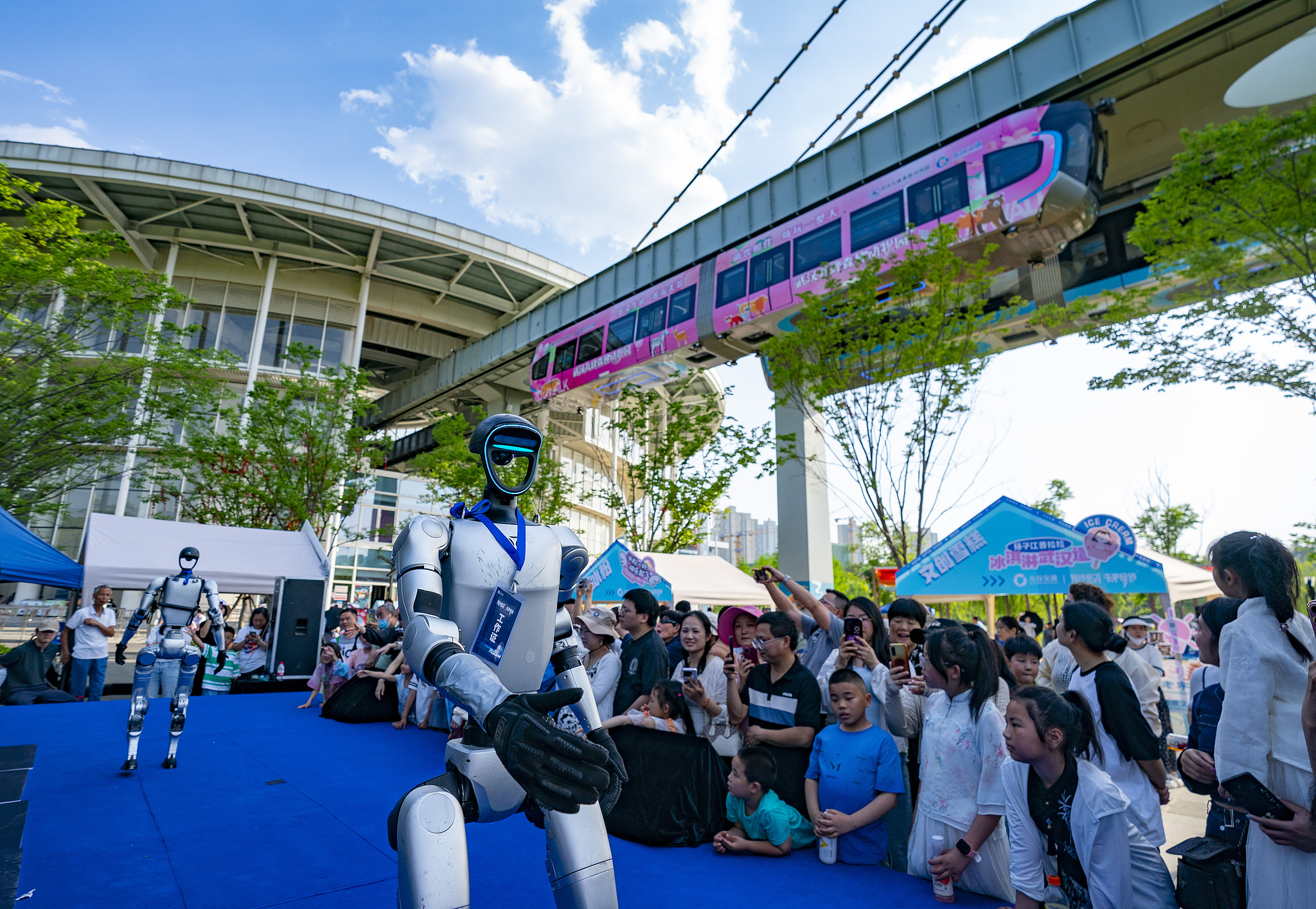 Humanoid robots at a station of the suspended monorail line in Wuhan City, Hubei Province, central China, May 1, 2025. /VCG