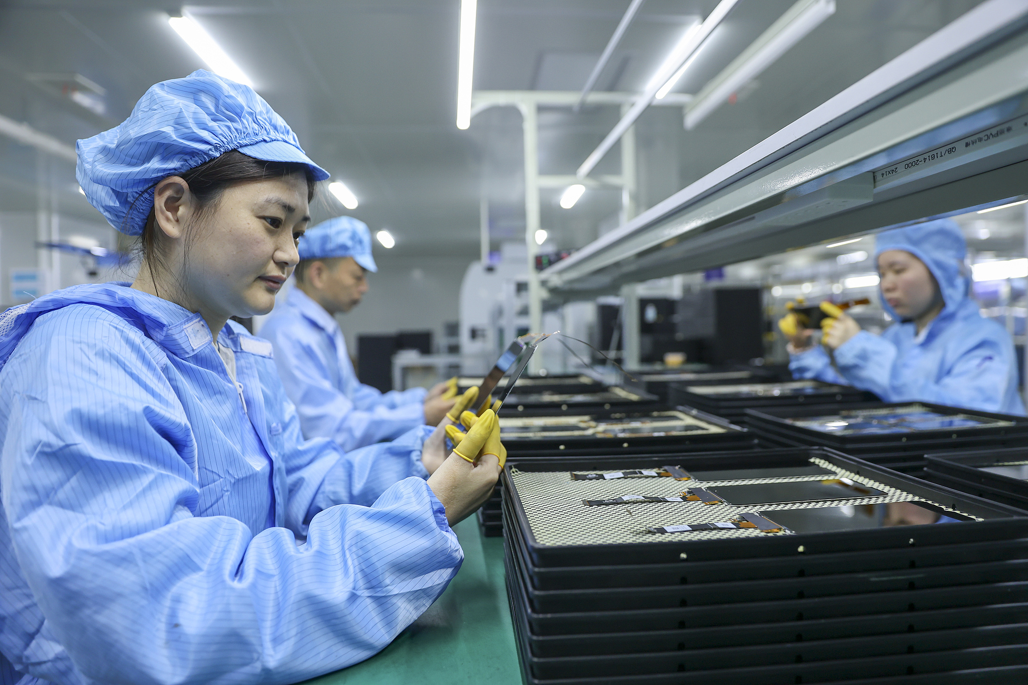 Workers seen manufacturing mobile phone LCD screens for export at the Chengxi Port Innovation and Entrepreneurship Base of Jiujiang Economic and Technological Development Zone, Jiangxi Province, March 31, 2025. /VCG