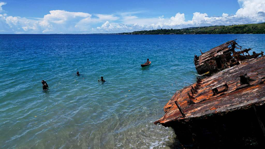 Villagers are seen next to a washed up shipwreck on the outskirts of Honiara, capital of the Solomon Islands, April 21, 2024. /VCG
