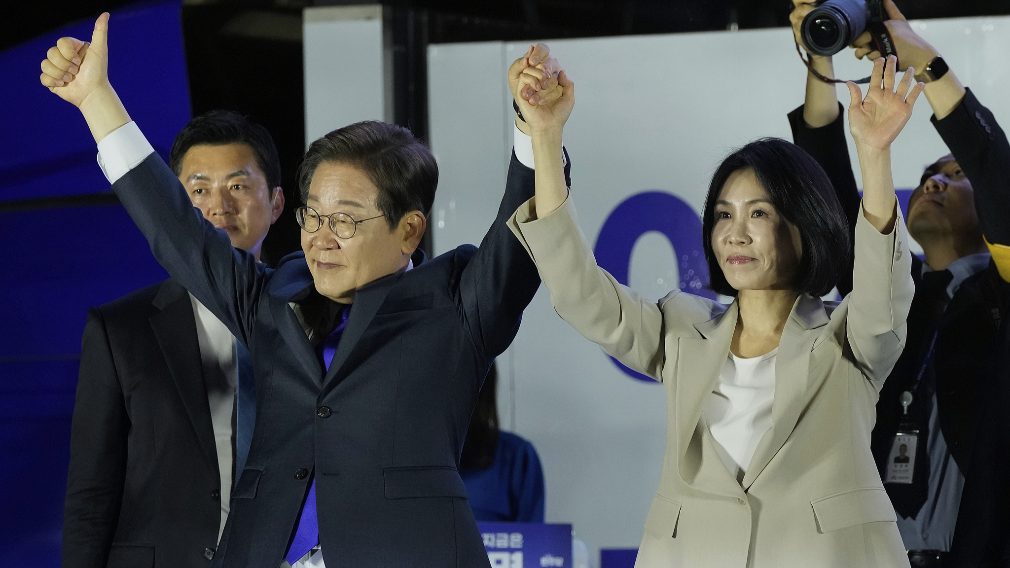 South Korea's Democratic Party's presidential candidate Lee Jae-myung and his wife Kim Hea Kyung greet supporters outside of the National Assembly in Seoul, South Korea, June 4, 2025. /VCG