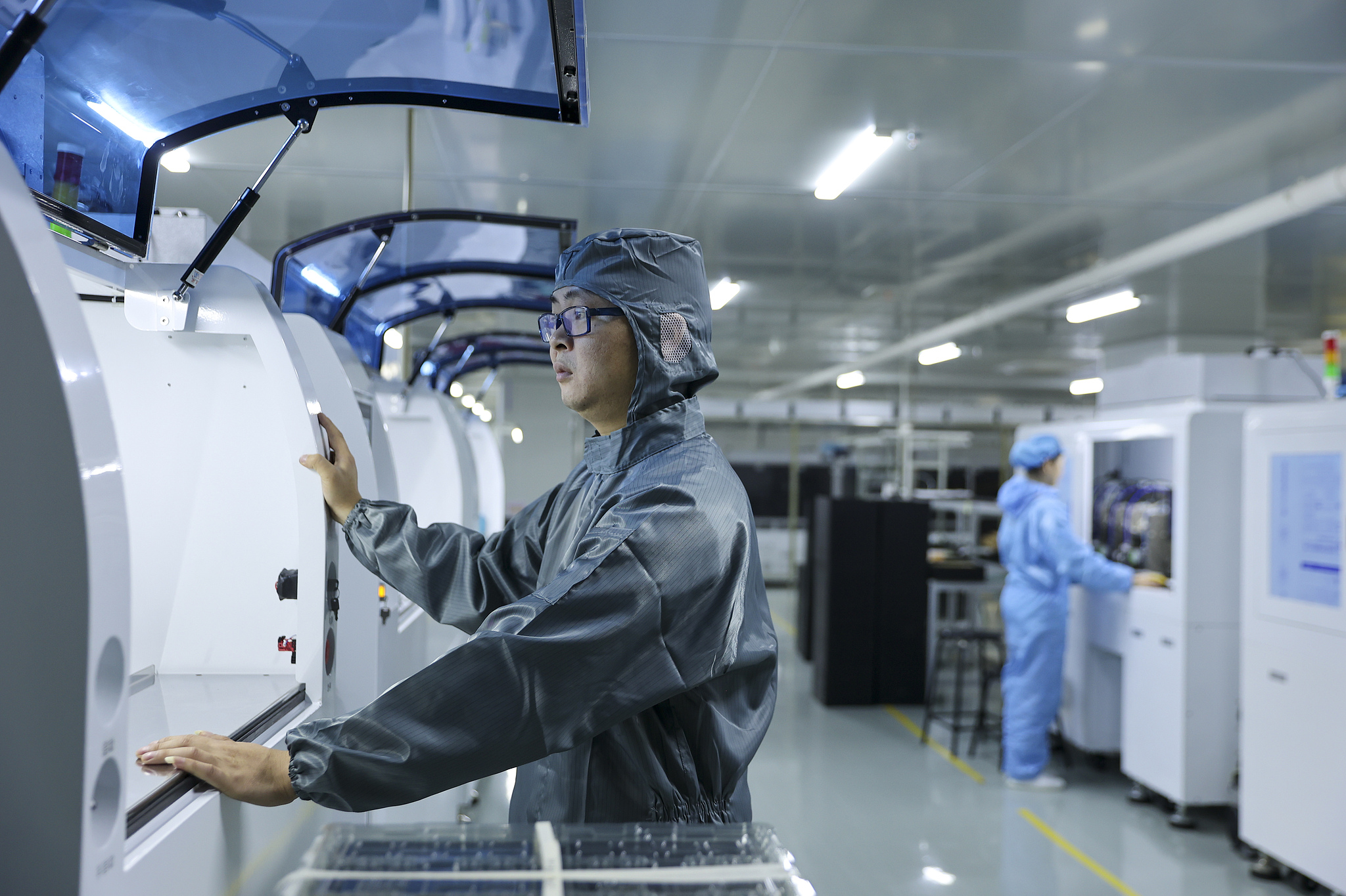 Workers manufacturing mobile phone LCD screens within a production workshop at the Jiujiang Economic and Technological Development Zone, Jiangxi Province, March 31, 2025. /VCG