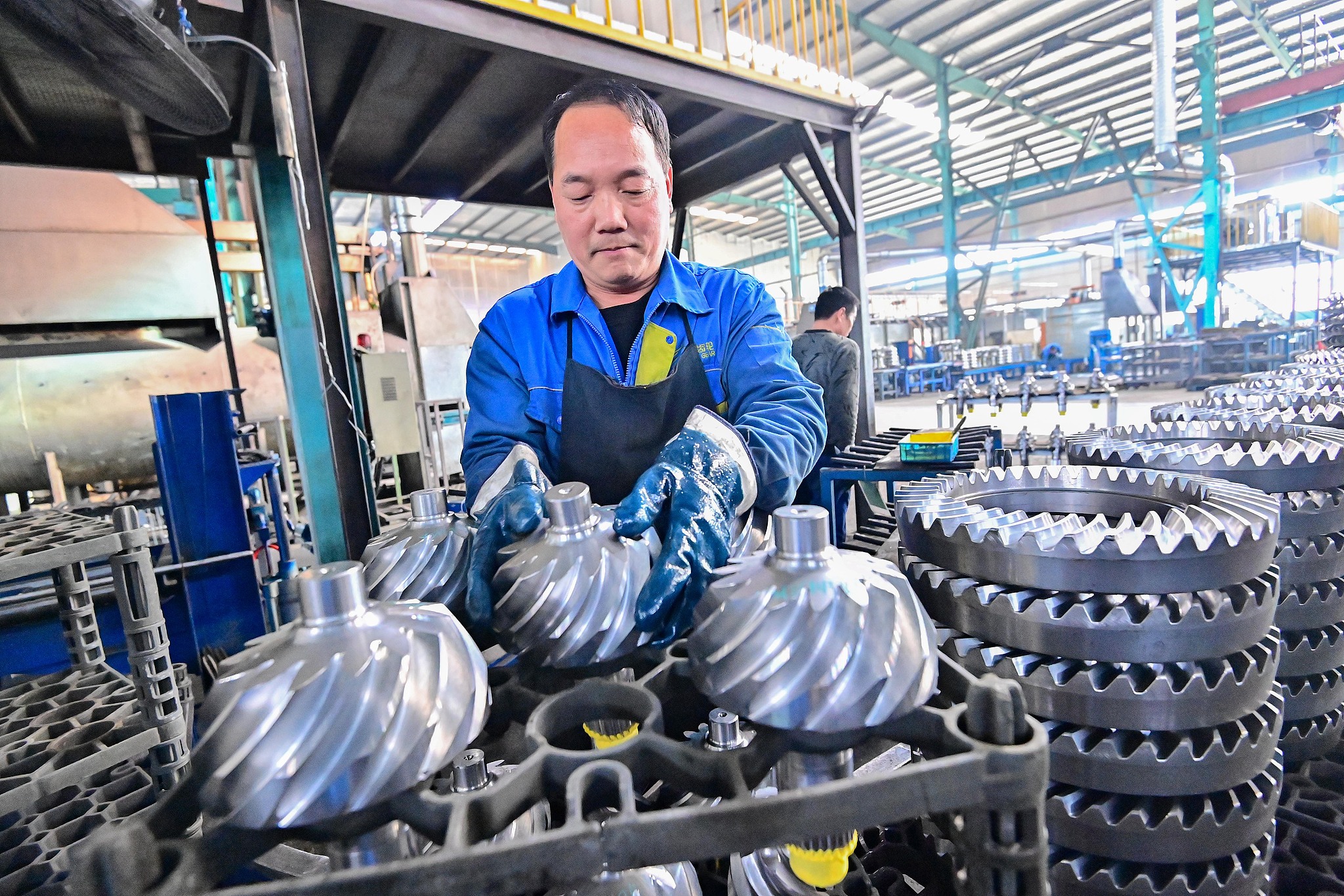 Workers handling products at a gear manufacturing enterprise in Qingzhou Economic Development Zone, Shandong Province, March 1, 2025. /VCG